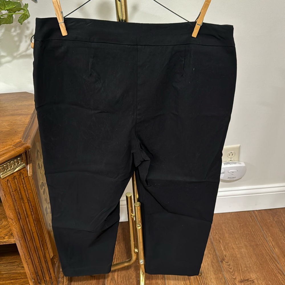 Chicos sz 1.5 black pull on capris
